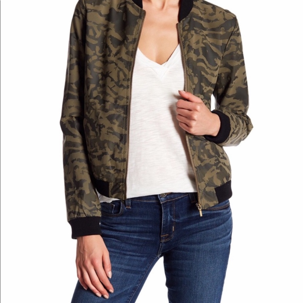 BNCI Women’s Camo Bomber Jacket Size Small